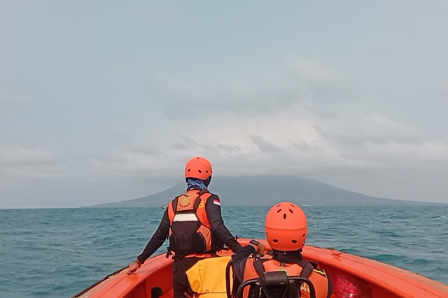 Tim SAR gabungan melakukan pencarian jurnalis dan awak kapal penumpang yang hilang kontak di Selat Sunda, Banten, Rabu (9/9/2026). Foto: Basarnas