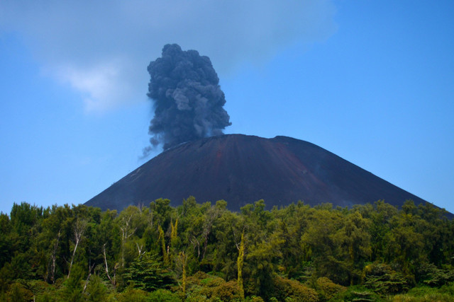 ilustrasi erupsi gunung anak Krakatau. foto: pixabay.com