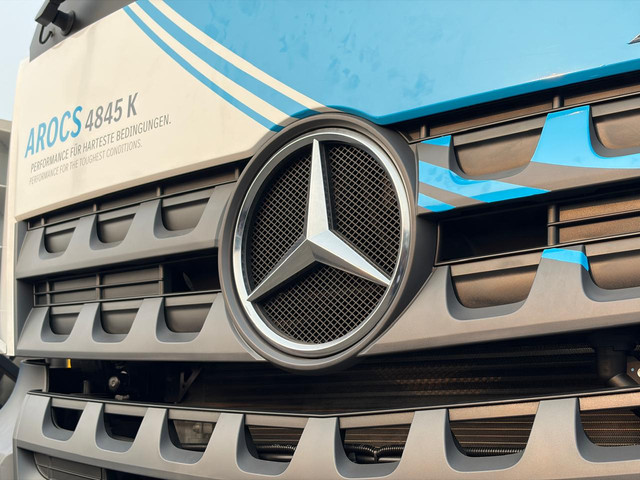 Truk Mercedes Benz di pameran IEE. Foto: Syahrul Muhammad Ghiffari/kumparan