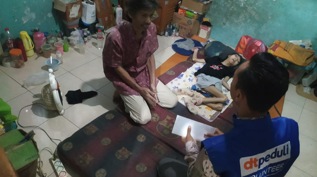 Nadya, seorang anak yang menderita gizi buruk mendapatkan bantuan dari DT Peduli Bekasi (Sumber: DT Peduli)