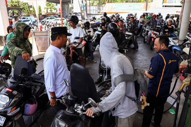 Gubernur Sulawesi Selatan Andi Sudirman Sulaiman (kedua kiri) memantau antrean kendaraan mengisi BBM di salah satu SPBU di Makassar, Sulawesi Selatan, Kamis (10/9/2026). Foto: Arnas Padda/ANTARA FOTO