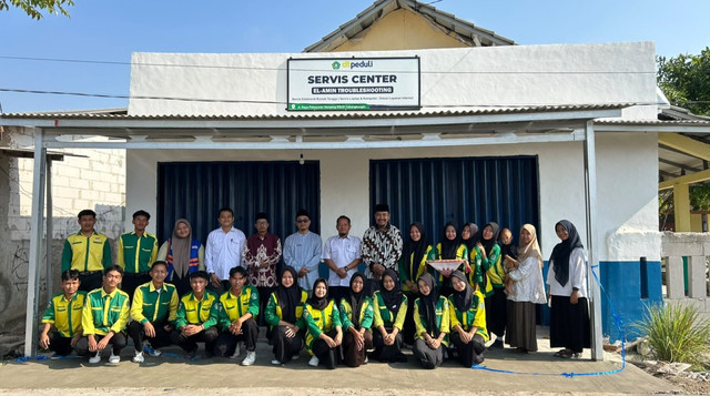 Peresmian Gedung Service Center Elektronik binaan DT Peduli Bekasi yang beralamat di Kp. Baron, Ds. Cabang Bungin, Kab. Bekasi (Sumber: DT Peduli)