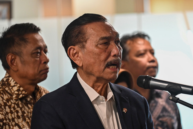 Ketua Dewan Ekonomi Nasional (DEN) Luhut Binsar Pandjaitan (tengah) didampingi Wamensos Agus Jabo Priyono (kiri) memberikan keterangan kepada wartawan seusai Rapat Tingkat Menteri di Kantor Dewan Ekonomi Nasional, Thamrin, Jakarta, Kamis (10/9/2026). Foto: Fakhri Hermansyah/ANTARA FOTO