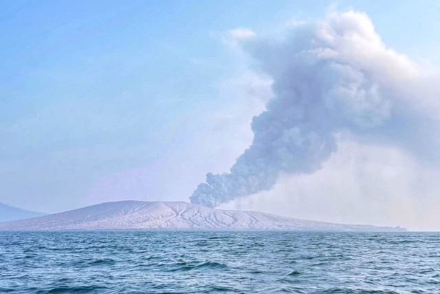 Gunung Anak Krakatau saat mengalami erupsi terlihat dari Selat Sunda, Minggu (16/8/2026). Foto: Anggi Kusumadewi/kumparan