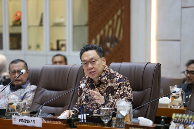 Wakil Ketua Komisi IX DPR RI Charles Honoris dalam rapat dengar pendapat (RDP) Komisi IX DPR RI dengan Kepala BPOM di ruang rapat Komisi IX DPR,Senayan, Jakarta, Rabu (9/9/2026). Foto: Sari/MRI