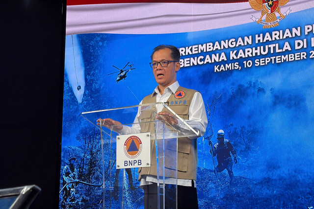 Plt. Kepala Pusat Data, Informasi, dan Komunikasi Kebencanaan BNPB, Berton SP Panjaitan, dalam agenda konferensi pers Update Penanganan Kebakaran Hutan dan Lahan di Indonesia di Gedung BNPB, Matraman, Jakarta Timur, Kamis (10/9/2026). Foto: Zahira Hilman/kumparan