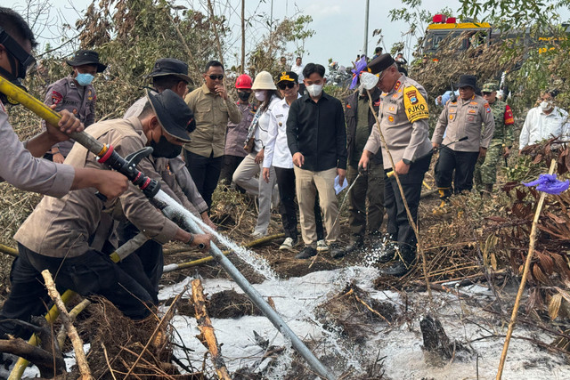 Wakil Presiden (Wapres) Gibran Rakabuming meninjau penanganan kebakaran hutan dan lahan (karhutla) di tiga provinsi di Kalimantan, Kamis (10/9/2026). Foto: Dok. BPMI Setwapres
