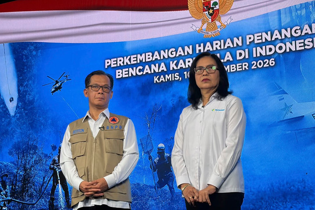 Plt. Kepala Pusat Data, Informasi, dan Komunikasi Kebencanaan BNPB, Berton SP Panjaitan, dan Juru Bicara Kementerian Kesehatan, Widyawati, dalam agenda konferensi pers Penanganan Karhutla di Indonesia di Gedung BNPB, Jakarta, Kamis (10/9/2026). Foto: Zahira Hilman/kumparan