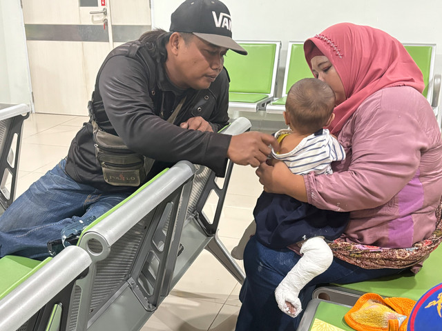 Kapolda Jateng Irjen Pol Ribut Hari Wibowo saat menjenguk pasien penderita Clubfoot atau CTEV (kelainan kaki bawaan sejak lahir) di RS Bhayangkara Semarang. Foto: Dok. Istimewa