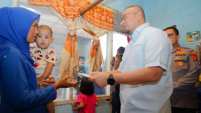 Wakil Ketua Komisi VI DPR RI dari Fraksi Gerindra Andre Rosiade memberikan bantuan ke anak di Padang yang menderita tumor. Foto: Dok. Istimewa