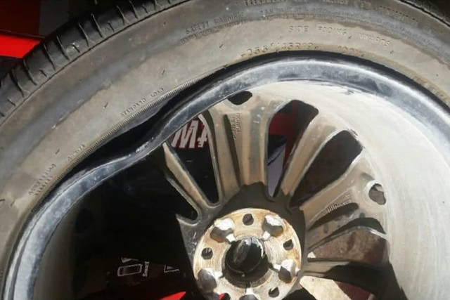 Ilustrasi velg mobil penyok atau peyang. Foto: Dok. Dadboss Hyakuna