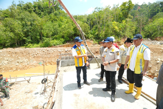 Ketua Satgas PRR Pascabencana Sumatera Muhammad Tito Karnavian tinjau percepatan pembangunan Sabo Dam Aek Tukka dan Sigala-gala di Tapanuli Tengah untuk lindungi warga dari potensi bencana susulan, Kamis (10/9/2026). Foto: Dok. Kemendagri