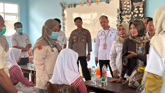 Siswa keracunan MBG di Pati mendapat perawatan di sekolah. Foto: Istimewa