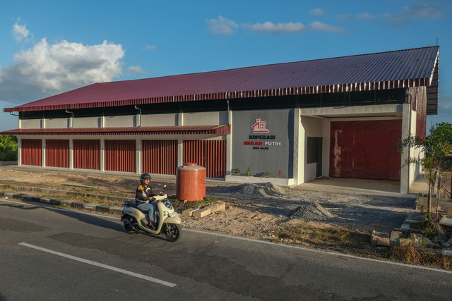 Pengendara sepeda motor melintas di depan gerai Koperasi Desa Merah Putih (KDMP) Desa Bajoe, Kabupaten Konawe, Sulawesi Tenggara, Rabu (19/8/2026).  Foto: Andry Denisah/ANTARA FOTO