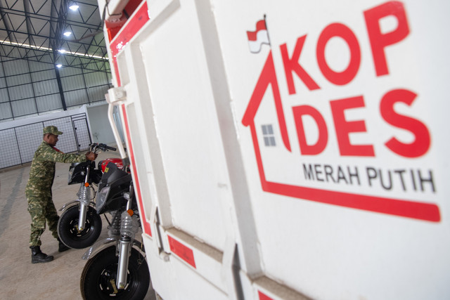 Prajurit TNI memarkirkan kendaraan milik Koperasi Merah Putih 15 Ulu di Palembang, Sumatera Selatan, Jumat (28/8/2026). Foto: Nova Wahyudi/ANTARA FOTO