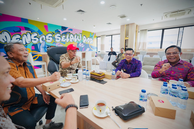 Wakil Menteri Sosial Agus Jabo Priyono terima audiensi Bupati Klungkung I Made Satria di Jakarta, bahas potensi pemberdayaan ekonomi lewat PPSE, lumbung sosial, hingga rencana pembangunan Sekolah Rakyat, Kamis (10/9/2026). Foto: Dok. Kemensos