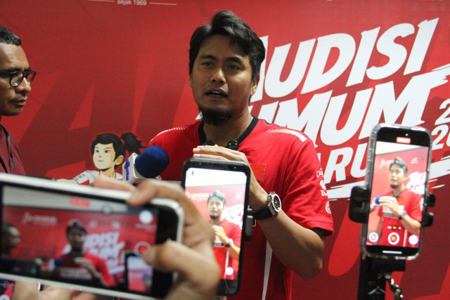 Legenda Bulu Tangkis Indonesia asal PB Djarum, Tontowi Ahmad saat sesi tanya jawab dengan awak media di aula serbaguna GOR Djarum Jati, Kudus, Jawa Tengah pada Kamis (10/9/2026). Foto: Vega Maarijil Ula/kumparan