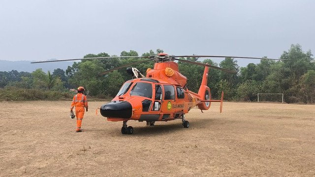Basarnas terjunkan satu unit helikopter untuk membantu proses pencarian 5 jurnalis, 1 tour guide dan 2 ABK yang hilang kontak saat melakukan peliputan aktivitas Gunung Anak Krakatau. Foto: Dok. Istimewa