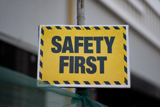 Ilustrasi Occupational Health and Safety adalah Sistem Penting di Tempat Kerja, Foto:Unsplash/Levi Meir Clancy