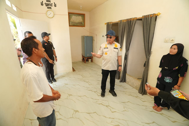 Kasatgas PRR Tito Karnavian meninjau rumah contoh huntap yang dibangun BNPB di Tapanuli Tengah, Sumatera Utara, Kamis (10/9/2026). Foto: Dok. Satgas PRR