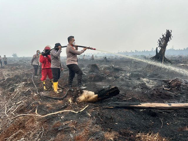 Pada Kamis (10/9), peserta didik Sekolah Staf dan Pimpinan Menengah (Sespimmen) Polri Dikreg ke-67 tahun 2026, ikut memadamkan Karhutla di Indragiri Hulu. Foto: Dok. Istimewa