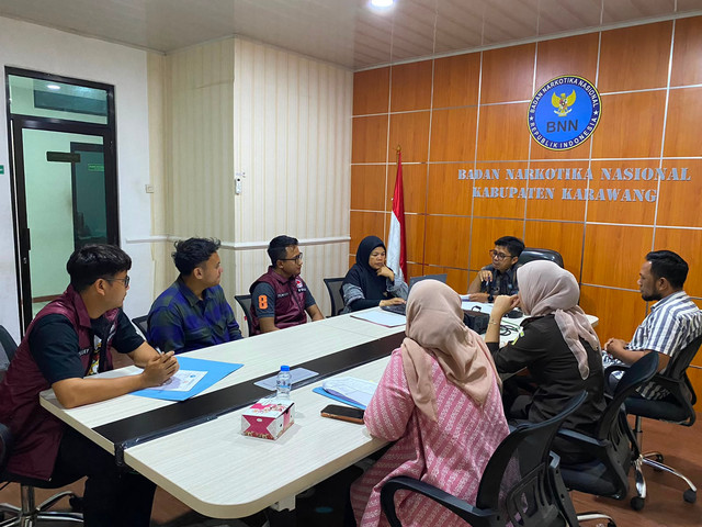 Kepala BNNK Karawang memimpin Layanan Asesmen Terpadu terhadap seorang tersangka penyalahgunaan narkotika. Foto: Dok. BNNK Karawang