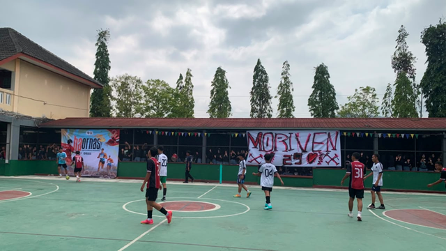 Pertandingan futsal antarangkatan berlangsung sengit di bawah dukungan penuh dari tribun penonton.