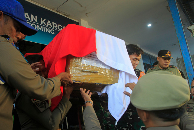 Personel TNI AU dan Satpol PP mengangkat peti berisi jenazah Wili Mbuik yang tiba di Bandara El Tari Kupang, Provinsi NTT, Jumat (11/9/2026).  Foto: ANTARA FOTO/Kornelis Kaha