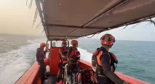Operasi SAR gabungan memasuki hari keempat untuk mencari rombongan wartawan yang hilang kontak di Perairan Selat Sunda, Pandeglang, Banten, Jumat (11/9). Foto: Dok. Basarnas Banten