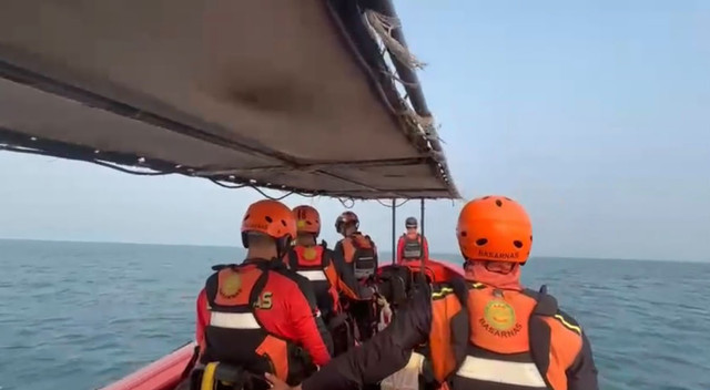 Operasi SAR gabungan memasuki hari keempat untuk mencari rombongan wartawan yang hilang kontak di Perairan Selat Sunda, Pandeglang, Banten, Jumat (11/9). Foto: Dok. Basarnas Banten