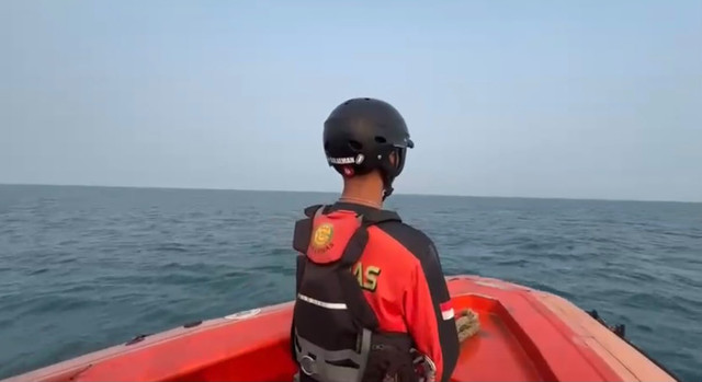 Operasi SAR gabungan memasuki hari keempat untuk mencari rombongan wartawan yang hilang kontak di Perairan Selat Sunda, Pandeglang, Banten, Jumat (11/9). Foto: Dok. Basarnas Banten