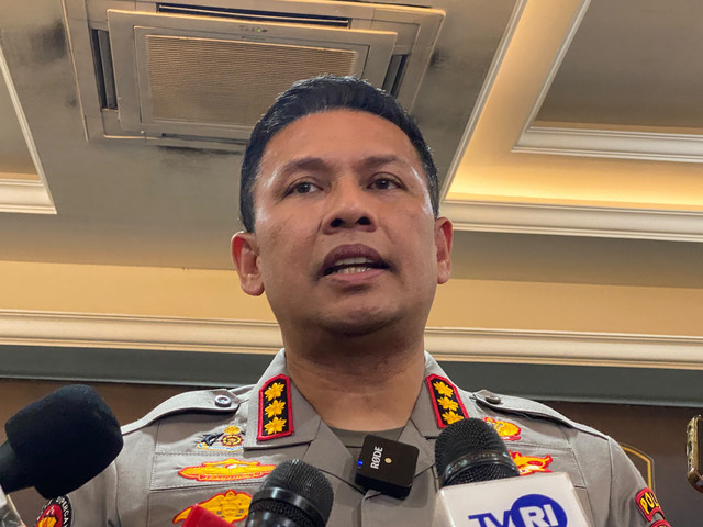 Kabid Humas Polda Metro Jaya Kombes Budi Hermanto memberikan keterangan pers usai acara doa bersama  untuk 5 Jurnalis dan 3 Kru Hilang saat Liputan Gunung Anak Krakatau di Polda Metro Jaya, Jakarta, Jumat (11/9).  Foto: Aditya Nugraha/kumparan