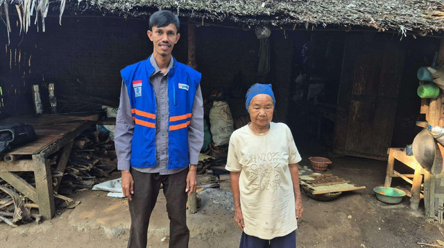 Tim DT Peduli Serang laksanakan Survei Rumah Surtiyah di Kab. Pandeglang dalam Progres Program Rumah Layak Huni (Sumber: DT Peduli)