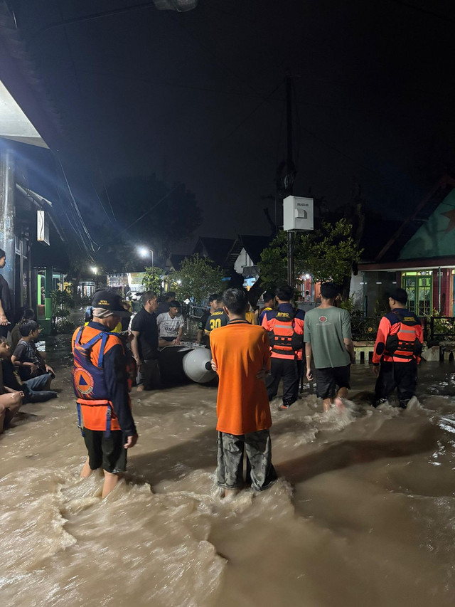 Foto : Kondisi banjir yang merendam permukiman warga di Kabupaten Pasuruan, pada Selasa (23/4). BPBD setempat telah melakukan penanganan darurat guna merespons dampak banjir tersebut. (BPBD Kabupaten Pasuruan)
