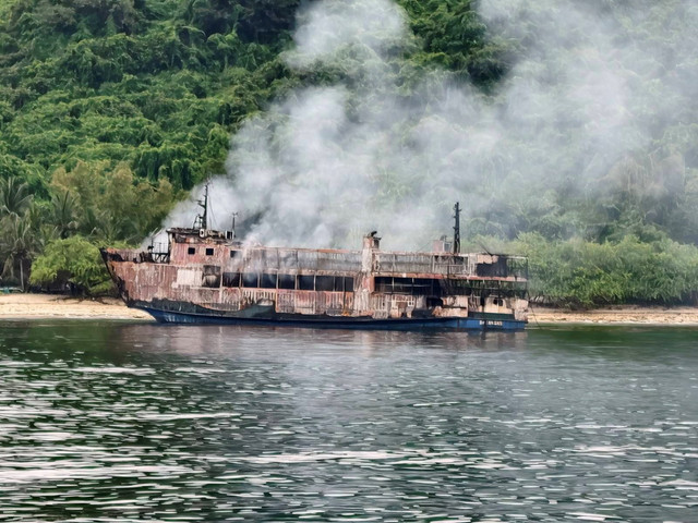 Bangkai kapal feri MV June Aster yang terbakar di lepas pantai Palawan, Filipina, Jumat (11/9/2026). Foto: Philippine Coast Guard/Handout via REUTERS