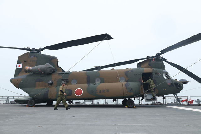 Dua personel militer berjalan di sekitar helikopter CH-47 Chinook yang berada di atas kapal Japan Maritime Self-Defense Force (JMSDF) JS Kunisaki di Pelabuhan Kijing, Kabupaten Mempawah, Kalimantan Barat, Jumat (11/9/2026).
Foto: Jessica Wuysang/ANTARA FOTO