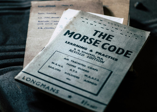 Ilustrasi Apa itu Kode Morse, Foto: Unsplash/Chris Curry