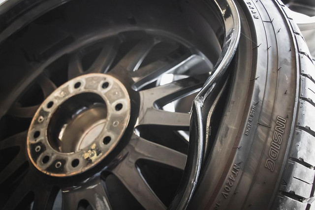 Ilustrasi velg mobil peyang atau penyok. Foto: Dok. Wheel Repair Performance