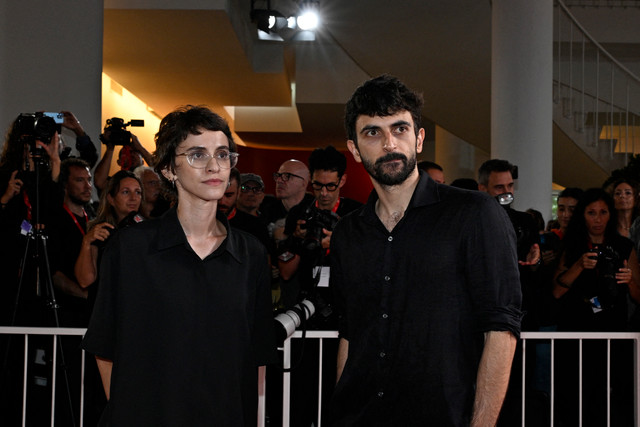 Jurnalis dan sutradara Rachel Szor bersama jurnalis dan pembuat film Yuval Abraham menghadiri karpet merah pemutaran film Naza di Festival Film Internasional Venesia ke-83, Italia, Kamis (10/9/2026). Foto: Tiziana Fabi/AFP