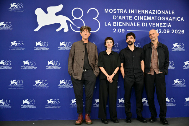 Jonathan Glazer, Rachel Szor, dan Yuval Abraham menghadiri sesi foto film Naza di Festival Film Internasional Venesia ke-83, Italia, Kamis (10/9/2026). Foto: Stefano Rellandini/AFP