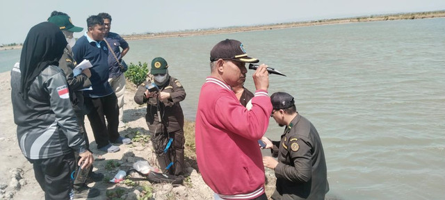 Penyuluh Perikanan bersama petugas lapangan dari Balai Karantina Hewan, Ikan dan Tumbuhan Melakukan pengecekan kualitas air tambak di Lanrisang, Pinrang (Foto:ando/luhkan Pinrang)
