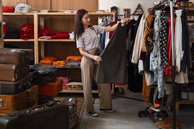 Tren Thrifting di Kalangan Anak Muda — Sumber Foto: Magnific