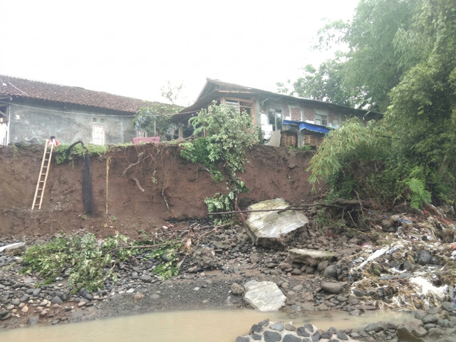 Berada di ambang bahaya. Rumah warga di tepi sungai ini nyaris tergerus tanah longsor, menyisakan kekhawatiran mendalam bagi para penghuninya. Foto dokumen pribadi