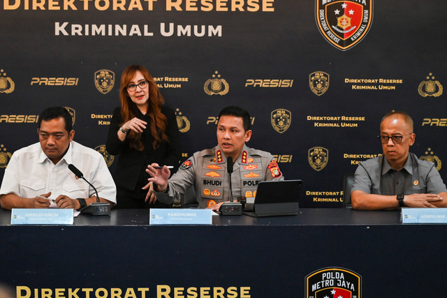 Kabid Humas PMJ Kombes Pol Bhudi Hermanto (tengah) bersama Iman Imanuddin (kiri) dan Arief Wicaksono (kanan) menyampaikan keterangan saat rilis perkembangan kasus kerusuhan Pejompongan di Polda Metro Jaya, Jakarta, Sabtu (12/9/2026). Foto: Fakhri Hermansyah/ANTARA FOTO