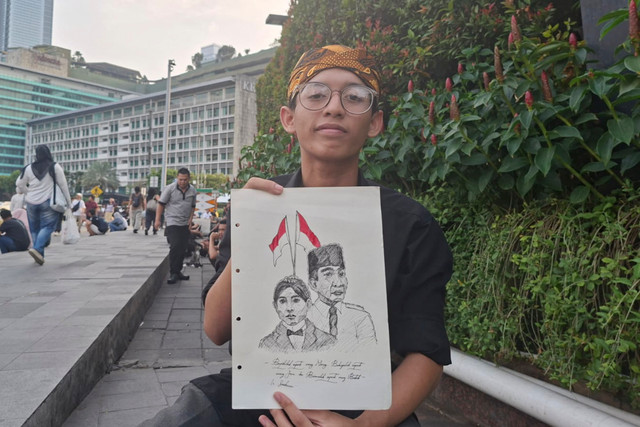Wawancara dengan Muhammad Yusuf (17), Pelukis sketsa wajah di Bundaran HI, Jakarta Pusat, Sabtu (12/9/2026). Foto: Pradya Tirta/kumparan