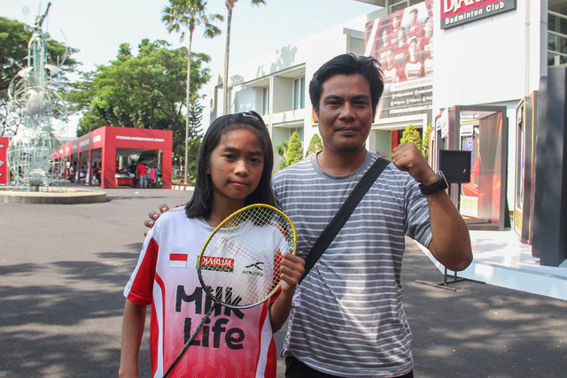 Sahrial bersama Mikayla Hawa Albanjari usai bertanding di Audisi Umum PB Djarum 2026 yang berlangsung di GOR Djarum Jati, Kudus, Jawa Tengah, Sabtu (12/9/2026). Foto: Vega Ma'arijil Ula/kumparan