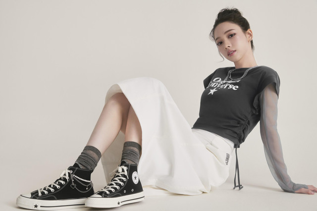 Converse rilis Chuck 70X dengan mempertahankan karakter vintage khas Converse dengan toe cap off-white dan foxing klasik, lalu diberi sentuhan modern lewat detail dual-star dan leather patch. Foto: Converse