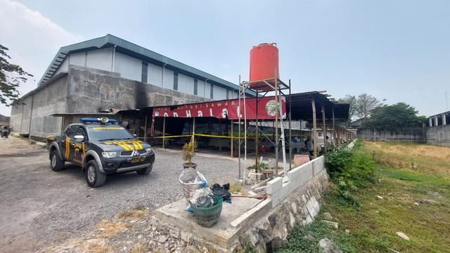 Warung Makan Mie dan Babi Pinggir Sawah di Desa Parangjoro, Grogol, Sukoharjo dipasang garis polisi usai dibakar OTK, Sabtu (12/9/2026). Foto: Dok. kumparan