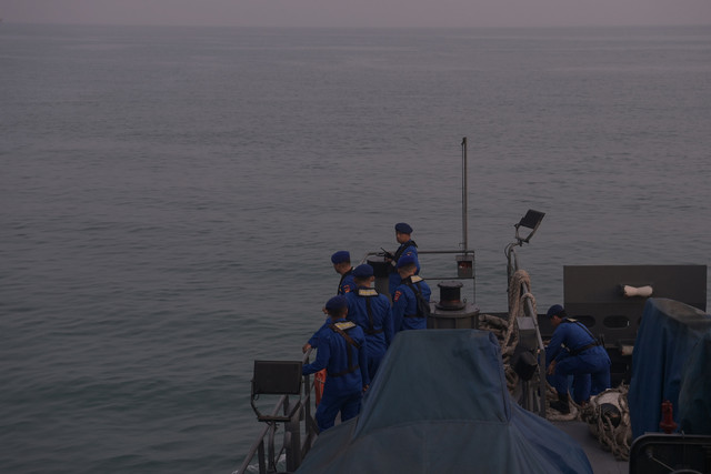 Petugas Ditpolair Korpolairud Baharkam Polri menggunakan Kapal Polisi (KP) Sanjaya melakukan pencarian lima jurnalis dan tiga awak kapal yang hilang kontak saat meliput erupsi Gunung Anak Krakatau di perairan Selat Sunda, Banten, Sabtu (12/9/2026). Foto: Aditya Pradana Putra/ANTARA FOTO
