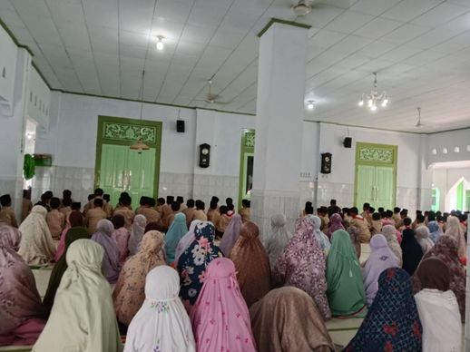 Pembiasaan Sholat berjamaah.  Sumber: Dokumentasi Pribadi